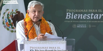 ¡No hay becas! le gritan a AMLO en plena conferencia